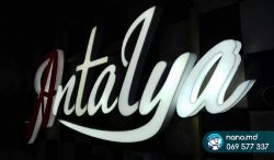 Litere volumetrice cu iluminare laterală